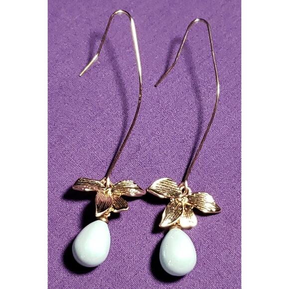 Long Wire Earrings Gold Tone Bows & Pearlescent Mint Green Egg Shaped Dangles - Picture 9 of 10
